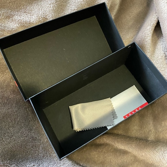 Prada sunglass box - Picture 2 of 3